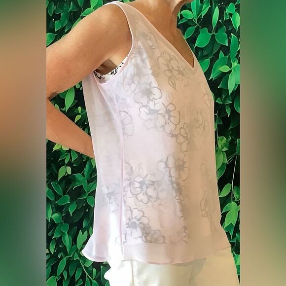 🌸 White House Black Market Layered Lavender Floral Tank – Size M - Picture 3 of 6